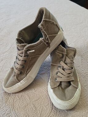 Casual Canvas Mid-Top Sneakers in Taupe